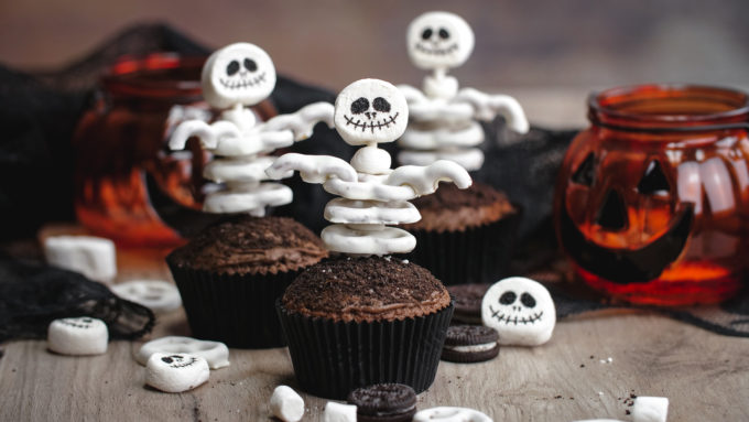 Cute Halloween Skeleton Cupcakes, a fun halloween food craft