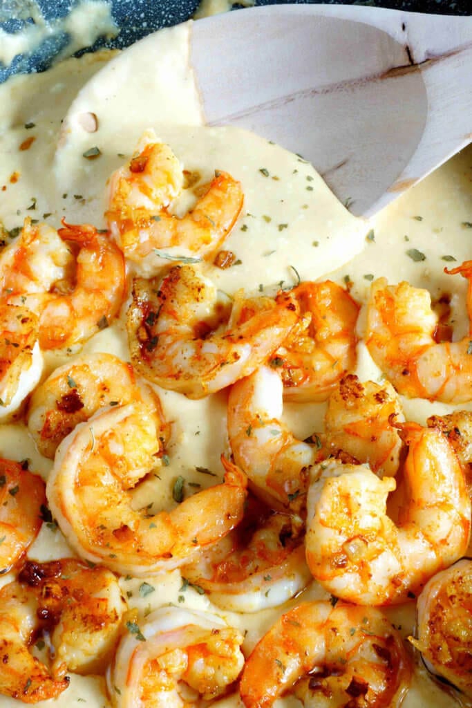How to Make Shrimp Alfredo: A cheesy, garlick-y delicious pasta packed with shrimp, and an easy homemade Alfredo. Great weeknight dinner!