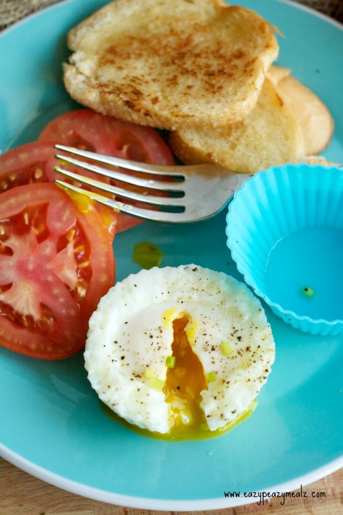egg steamed, runny egg yoke in steamed eggs, easy egg breakfast 