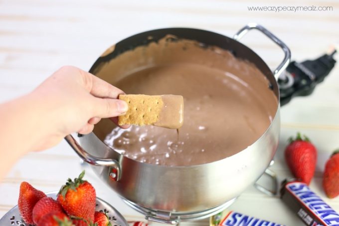 graham cracker in fondue