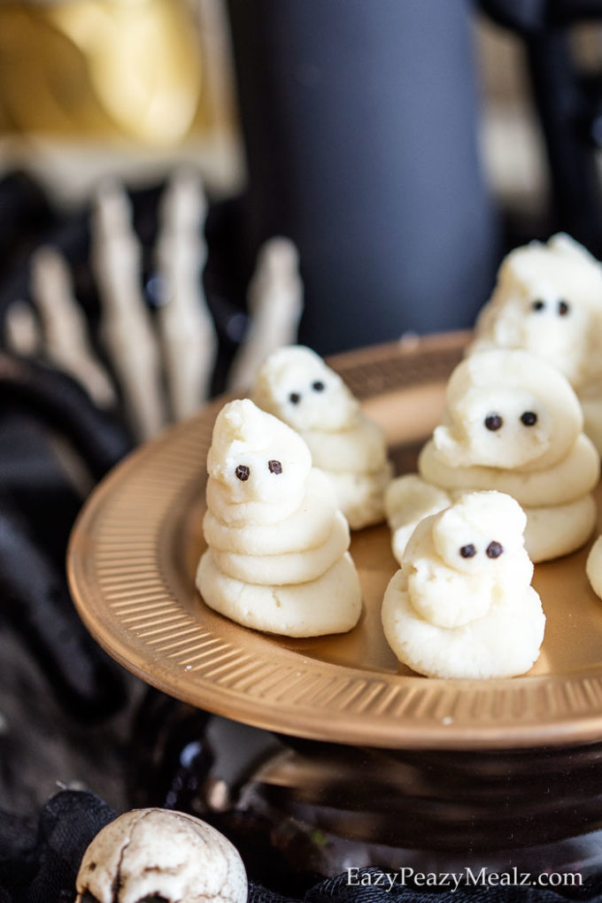 Mashed potato ghosts are a quick and easy, super cute and fun Halloween side dish. Use peppercorns or black sesame seeds for the eyes. 