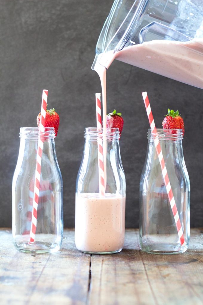The easiest, quickes, healthiest and most insanely delicious snack drink you've tried in your life! This Easy Strawberry Banana Milkshake is a keeper!