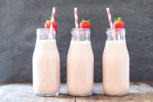 The easiest, quickes, healthiest and most insanely delicious snack drink you've tried in your life! This Easy Strawberry Banana Milkshake is a keeper!