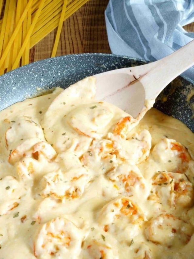 Cooked shrimp with sauce in pot.