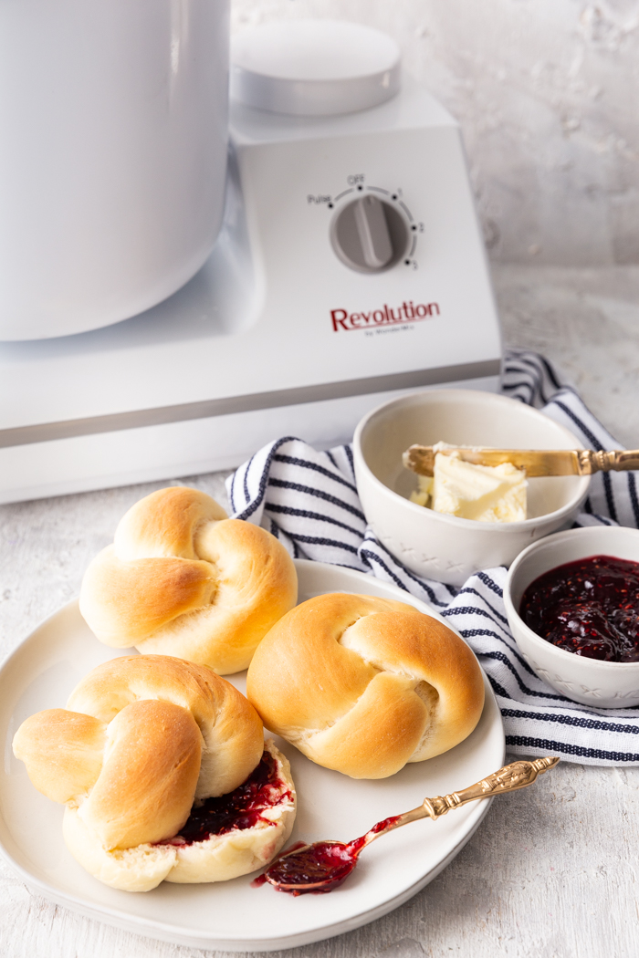 Easy Homemade Dinner Rolls - The Seasoned Mom