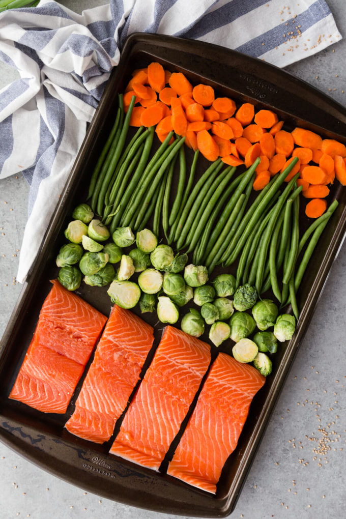 Salmon Meal Prep: An easy and flavorful meal prep dish with very little clean up! You get flaky, delightful salmon, and roasted veggies.