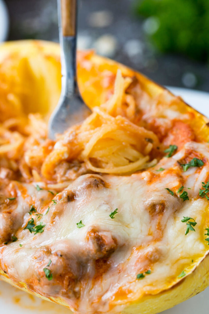Spaghetti Squash stuffed with Lasagna fillings, this is the best way to eat spaghetti squash ever! Spaghetti squash lasagna