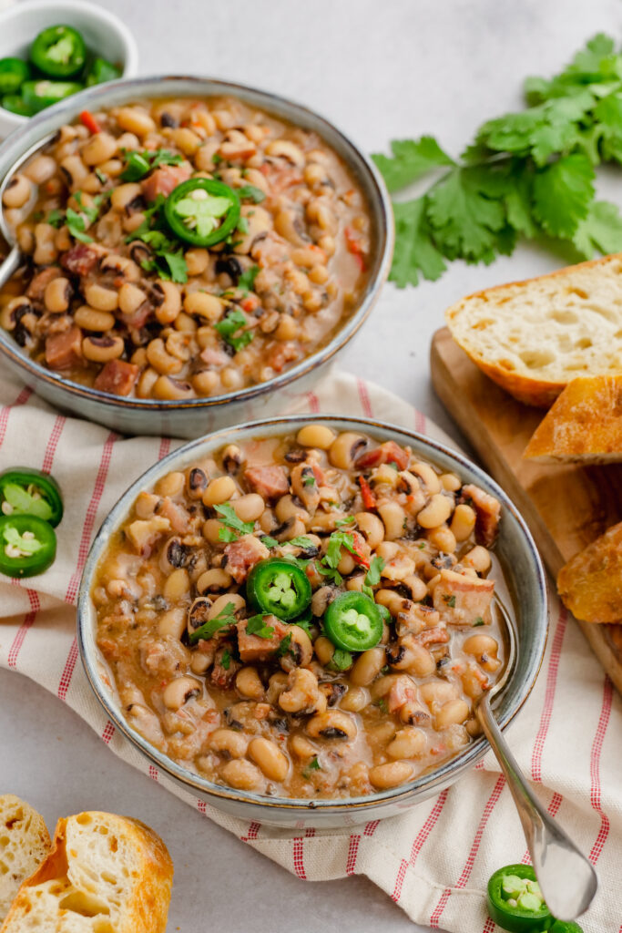 How to make black eyed peas, two bowls of them with bread on the side. 