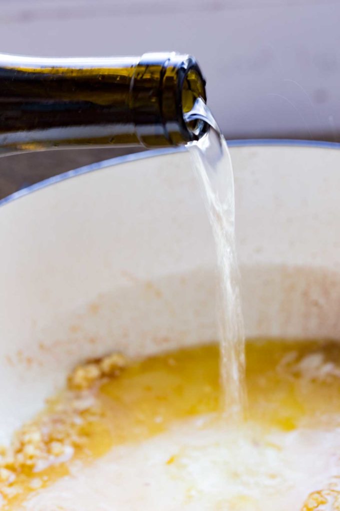 making white wine sauce for garlic lemon chicken