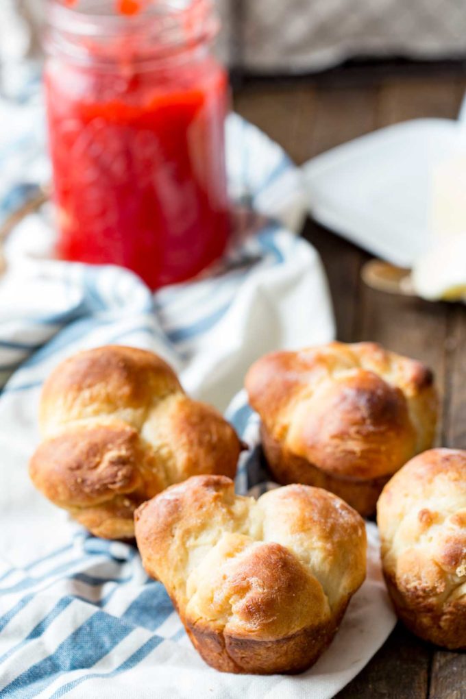 No knead dinner rolls are the perfect addition to dinner, even a holiday dinner like Thanksgiving.