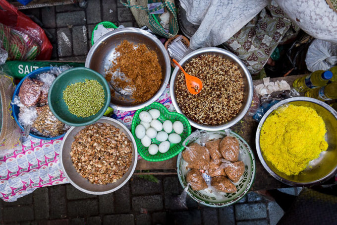 Ubud Bali After a unique experience of local Balinese culture? Head straight to the incredible Ubud morning markets – where fresh produce, mouthwatering street food and a heartwarming culture await!