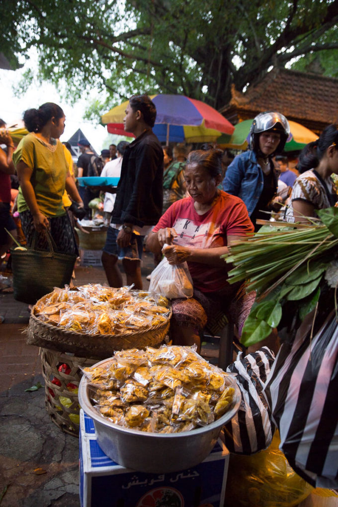 Ubud Bali After a unique experience of local Balinese culture? Head straight to the incredible Ubud morning markets – where fresh produce, mouthwatering street food and a heartwarming culture await!
