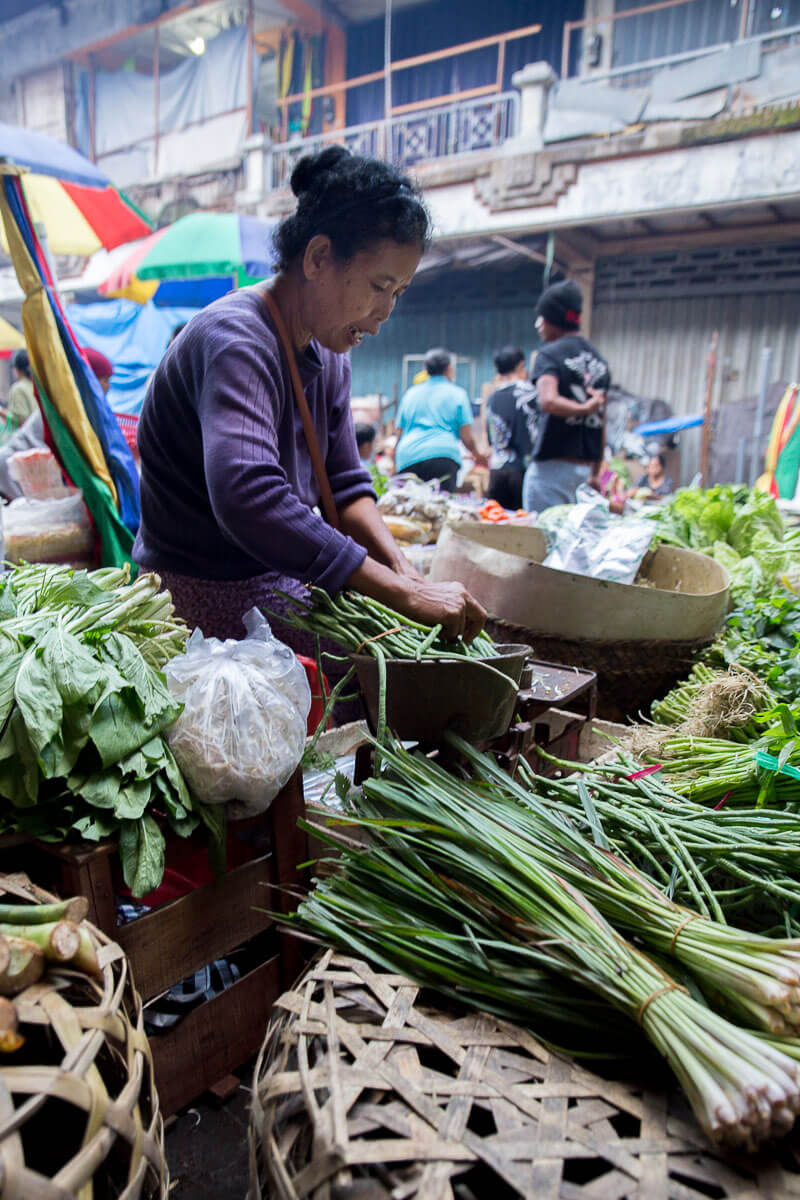 Ubud Bali After a unique experience of local Balinese culture? Head straight to the incredible Ubud morning markets – where fresh produce, mouthwatering street food and a heartwarming culture await!