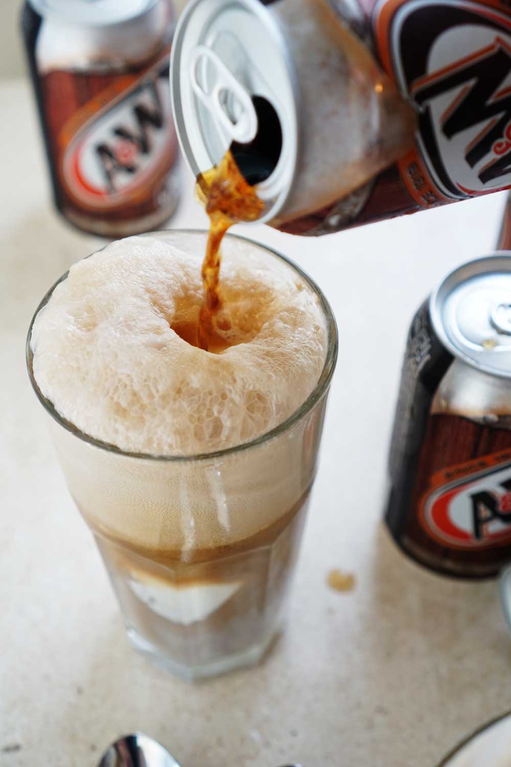 A&W root beer float, vanilla ice crem root beer float, Ice cold root beer float