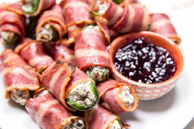 https://www.eazypeazymealz.com/wp-content/uploads/2016/12/jalapeno-poppers-2.jpg