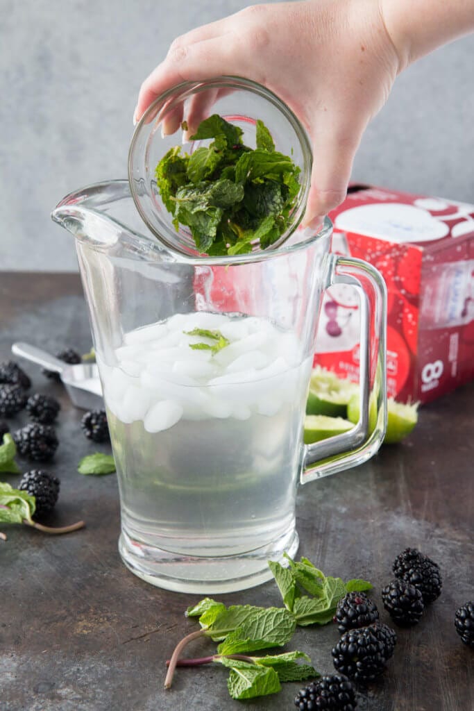 Mint leaves for a mocktail