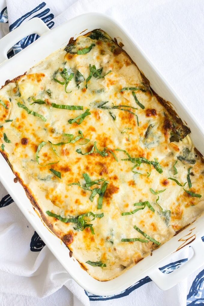 Cheesy Chicken Alfredo Ravioli Casserole is a creamy pasta bake that's loaded with chicken & spinach and it such to leave cheese lovers drooling!