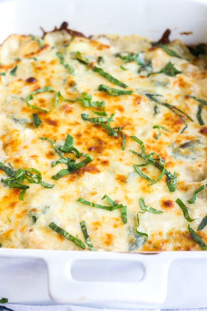 Cheesy Chicken Alfredo Ravioli Casserole is a creamy pasta bake that's loaded with chicken & spinach and is sure to leave cheese lovers drooling!