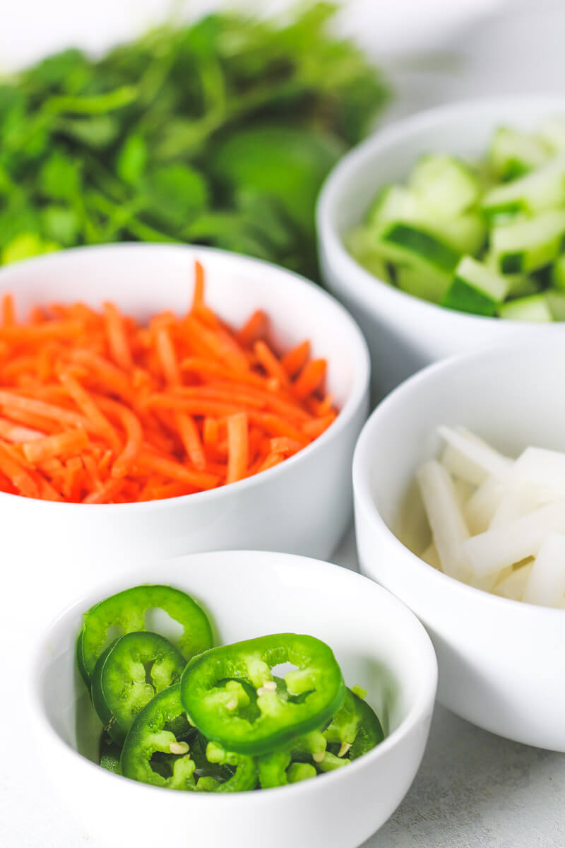 These Chicken Banh Mi Meal Prep Bowls are so light and refreshing!