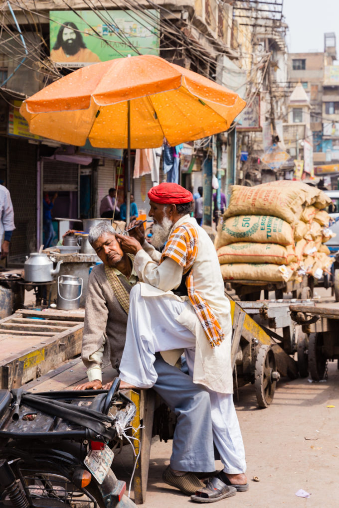 Having your ears cleaned on the streets