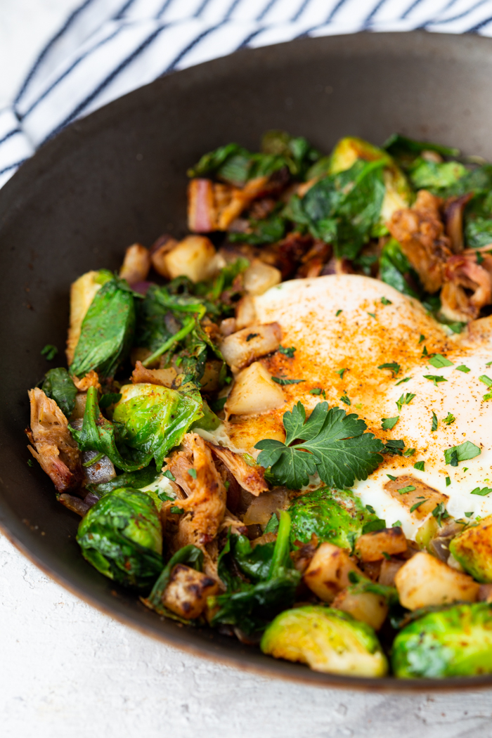 A skillet with p ulled pork breakfast hash, a keto breakfast idea