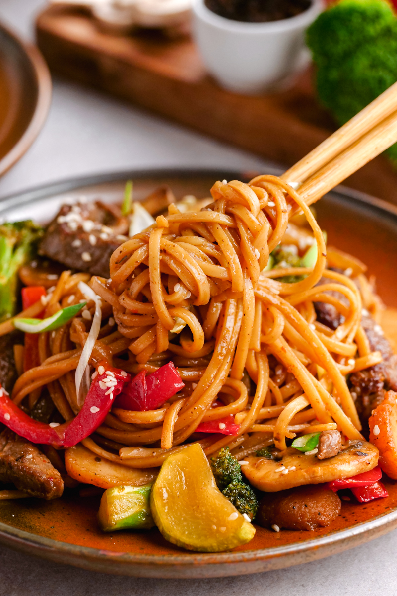 Broccoli Beef Lo Mein Noodles Onion Soy Sauce Sesame Oil Mushrooms ...