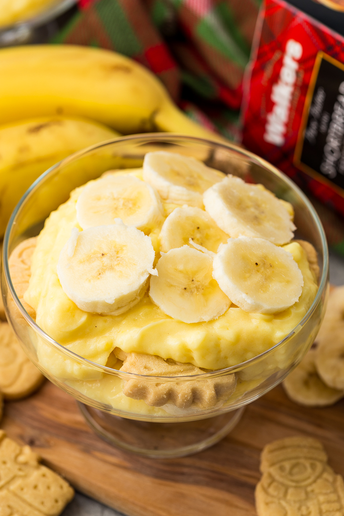 Layers of banana pudding, bananas, and cookies