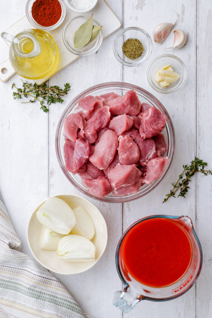 What you need to make Tinga, all the ingredients in small bowls