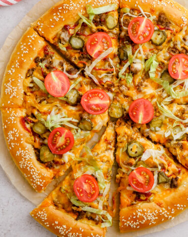 Cheeseburger pizza, a quick and easy dinner with tons of flavor