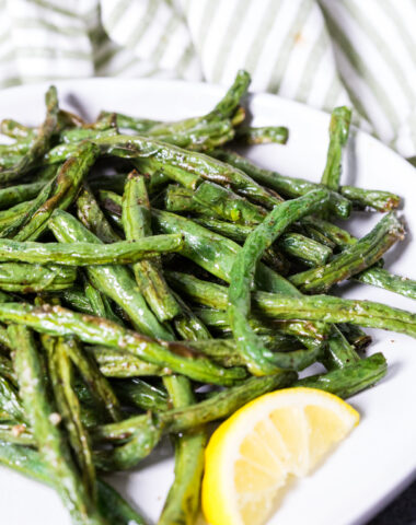 Air fryer green beans with lemon wedges