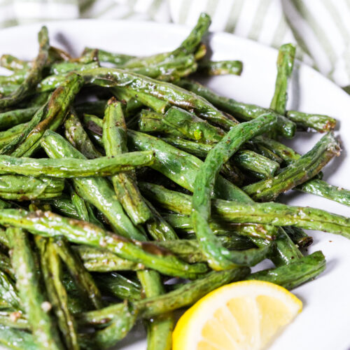 Air fryer green beans with lemon wedges