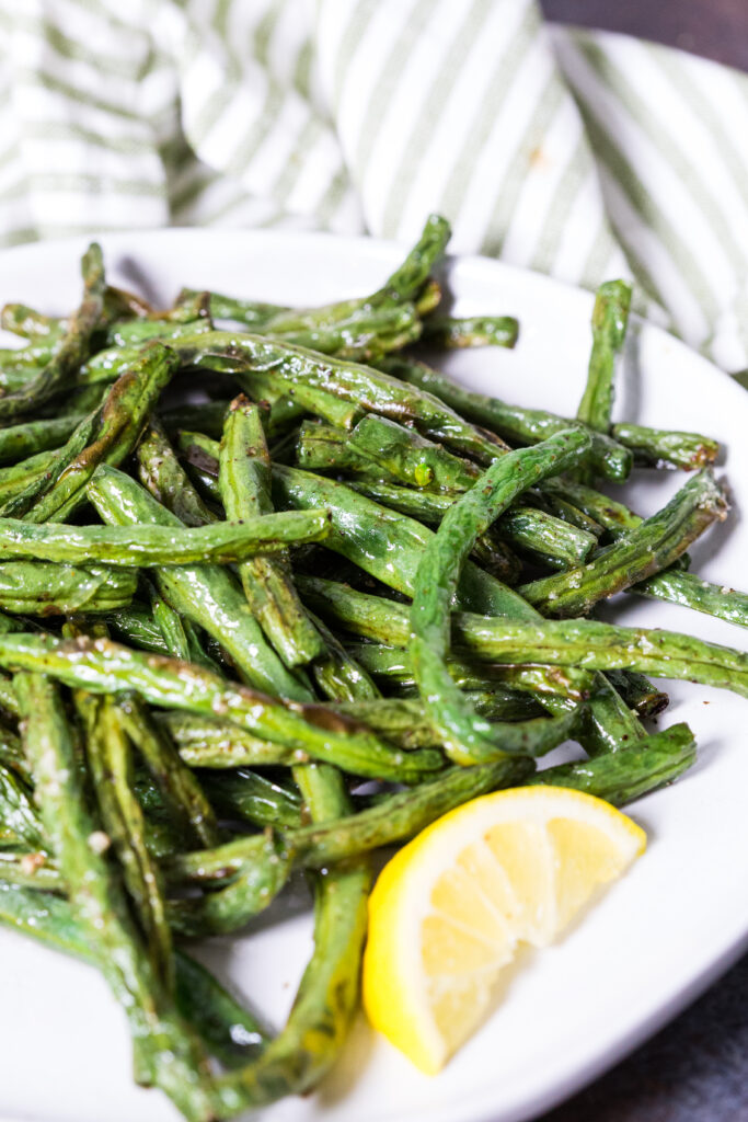 Air fryer green beans with lemon wedges