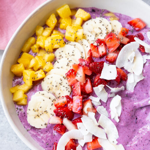 A smoothie bowl made with cottage cheese to make it a high protein breakfast option.