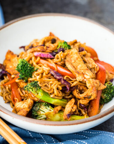 Easy Ramen Stir Fry: a delicious and easy to make ramen stir fry that is customizable, tender veggies, succulent chicken, and a homemade sauce.