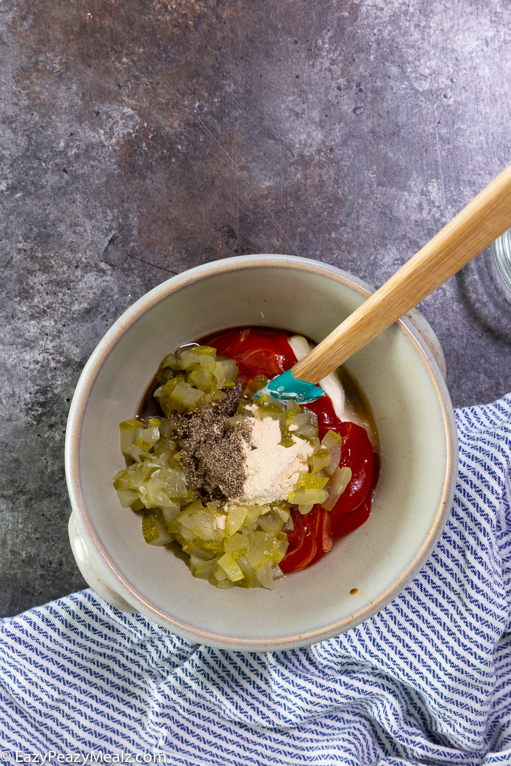 Making burger sauce, a delicious homemade sauce that elevates burgers 