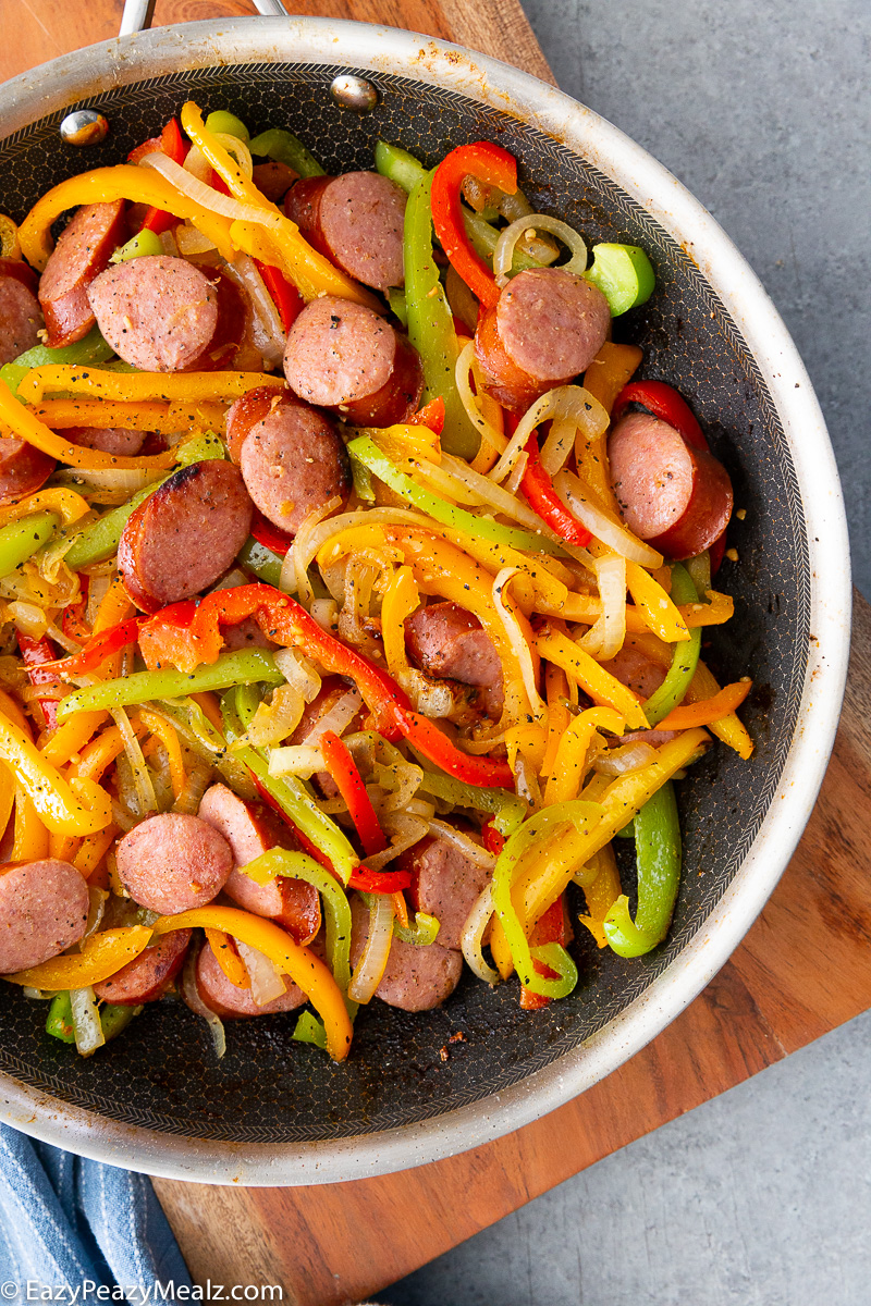 A skillet full of sausage and peppers